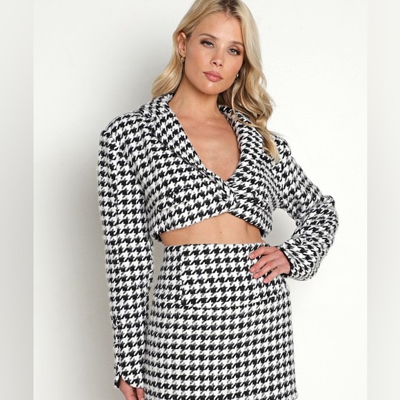 FOR LOVE AND LEMONS BONNIE CROPPED BLAZER 
BLACK AND WHITE
SIZE MEDIUM - Picture 1 of 6